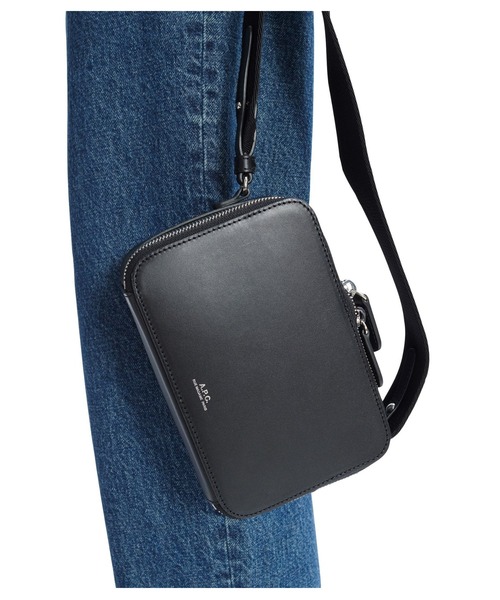 A.P.C.（アーペーセー）の「CAMERA BAG SOHO  /25A（ショルダーバッグ・メンズ・ブラック・ONESIZE）」の5枚目の写真