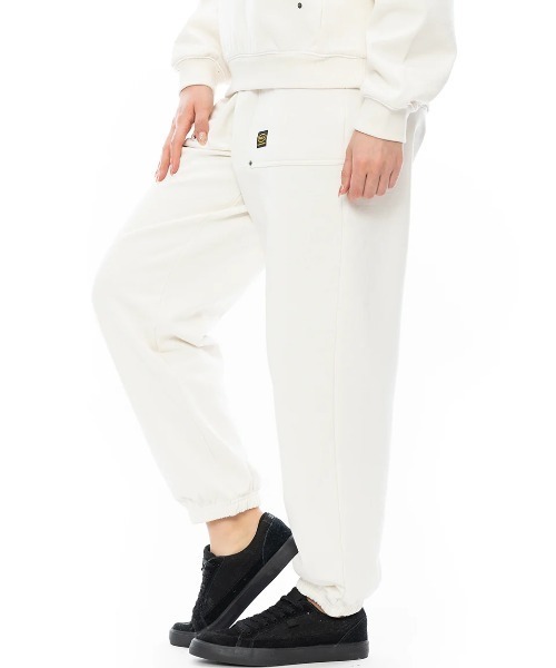 RVCA(ルーカ)の「【RVCA/ルーカ】24AW RECESSION SWEATPANTS/ウエストゴムワンポイントロゴスウェットパンツ(スウェットパンツ・レディース・グレー/ブラック/ホワイト・MEDIUM/SMALL)」の4枚目の写真