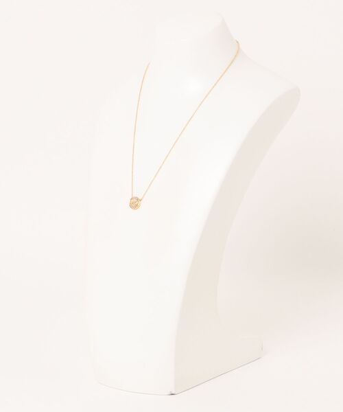 MICHAEL KORS（マイケルコース）の「サークルロゴ マザーオブパール ペンダント & スタッド ピアス セット（ピアス（両耳用）・レディース・ゴールド・NS）」の2枚目の写真