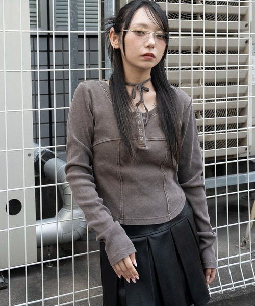 WEGO(ウィゴー)の「WEGO/【25年秋冬新作】ヴィンテージウォッシュネックリボントップス(Tシャツ/カットソー・レディース・ブラウン・FREE)」の4枚目の写真