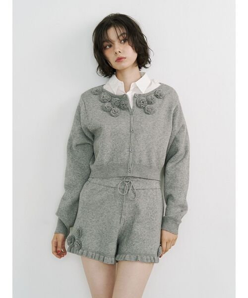 jouetie（ジュエティ）の「ローズモチーフコンパクトカーデ【セットアップ対応】（ニット/セーター・レディース・グレー/ブラック/レッド・MEDIUM）」の4枚目の写真