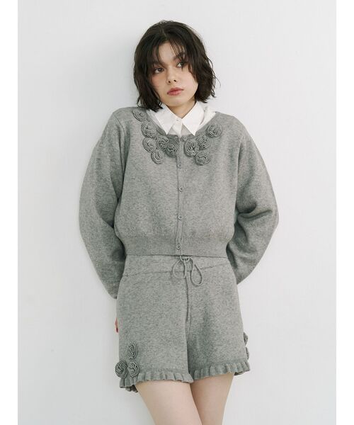 jouetie（ジュエティ）の「ローズモチーフコンパクトカーデ【セットアップ対応】（ニット/セーター・レディース・グレー/ブラック/レッド・MEDIUM）」の5枚目の写真