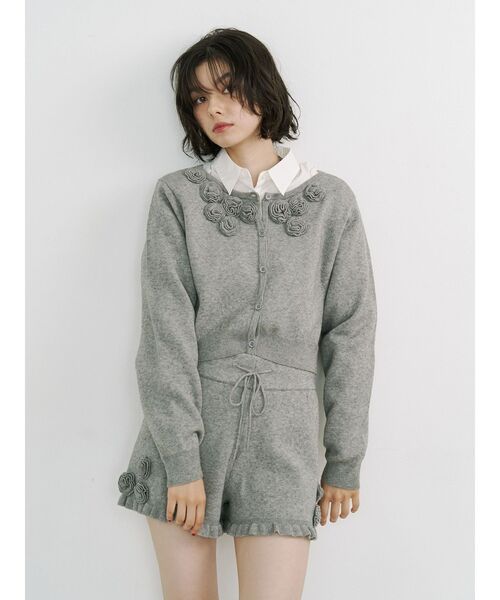 jouetie（ジュエティ）の「ローズモチーフコンパクトカーデ【セットアップ対応】（ニット/セーター・レディース・グレー/ブラック/レッド・MEDIUM）」の6枚目の写真