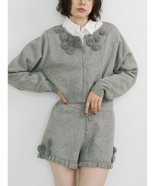 jouetie（ジュエティ）の「ローズモチーフコンパクトカーデ【セットアップ対応】（ニット/セーター・レディース・グレー/ブラック/レッド・MEDIUM）」の2枚目の写真