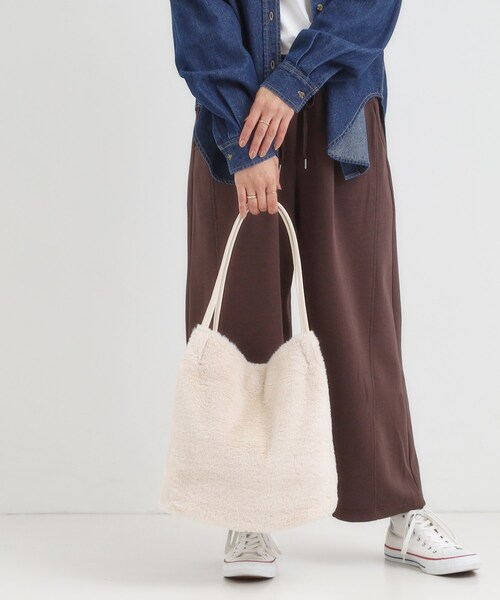 SHOO・LA・RUE（シューラルー）の「つまみハンドルフェイクファートートバッグ（トートバッグ・レディース・アイボリー/ブラウン系/チャコールグレー・00）」の4枚目の写真