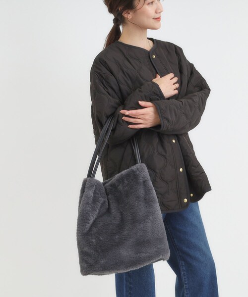 SHOO・LA・RUE（シューラルー）の「つまみハンドルフェイクファートートバッグ（トートバッグ・レディース・アイボリー/ブラウン系/チャコールグレー・00）」の6枚目の写真