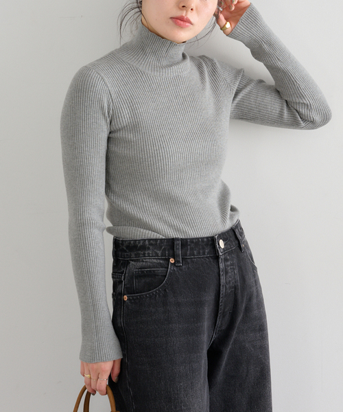 U by SPICK&SPAN（ユーバイスピックアンドスパン）の「《追加》リブタートルニット（ニット/セーター・レディース・グレー/アイボリー/ブラウン/レッド・FREE）」の3枚目の写真