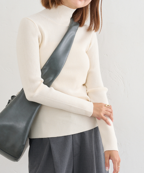 U by SPICK&SPAN（ユーバイスピックアンドスパン）の「《追加》リブタートルニット（ニット/セーター・レディース・グレー/アイボリー/ブラウン/レッド・FREE）」の2枚目の写真