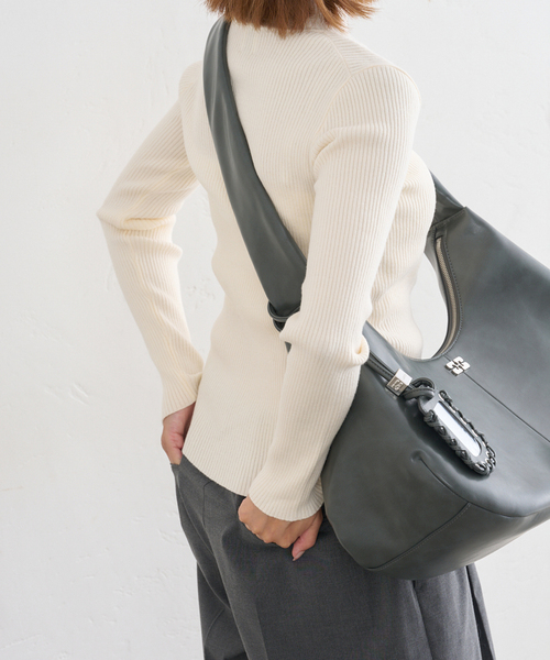 U by SPICK&SPAN（ユーバイスピックアンドスパン）の「《追加》リブタートルニット（ニット/セーター・レディース・グレー/アイボリー/ブラウン/レッド・FREE）」の5枚目の写真