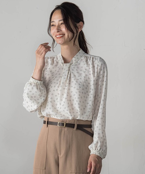 LAUTREAMONT（ロートレアモン）の「【WEB限定】バックサテン小紋プリントブラウス（シャツ/ブラウス・レディース・アイボリー/ブラック系その他/ベージュ系その他・9号/11号）」の2枚目の写真