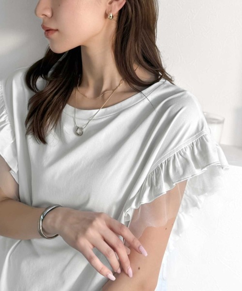 classicalelf(クラシカルエルフ)の「【UVカット・吸水速乾・接触冷感機能付き】ふんわり大人トップス。袖チュール切替フリル使いフレンチスリーブTシャツ(Tシャツ/カットソー・レディース・オフホワイト/グレイッシュベージュ/ブラック・X-LARGE/SMALL/MEDIUM/LARGE)」の4枚目の写真
