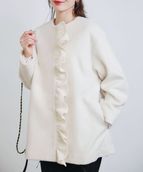 PICCIN PERLA(ピッチンペルラ)の「フロントフリルショートコート(ノーカラーコート・レディース・オフホワイト/ブラック/ピンク・M)」の1枚目の写真