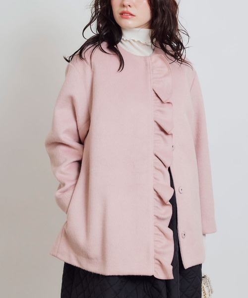 PICCIN PERLA(ピッチンペルラ)の「フロントフリルショートコート(ノーカラーコート・レディース・オフホワイト/ブラック/ピンク・M)」の3枚目の写真