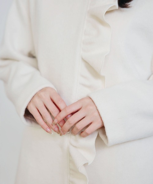 PICCIN PERLA(ピッチンペルラ)の「フロントフリルショートコート(ノーカラーコート・レディース・オフホワイト/ブラック/ピンク・M)」の13枚目の写真