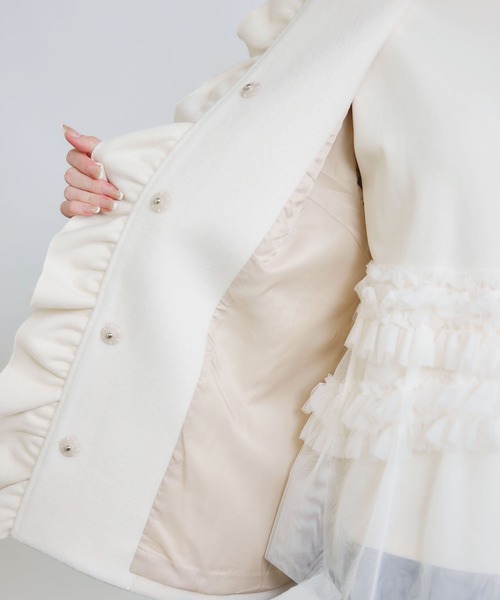 PICCIN PERLA(ピッチンペルラ)の「フロントフリルショートコート(ノーカラーコート・レディース・オフホワイト/ブラック/ピンク・M)」の14枚目の写真