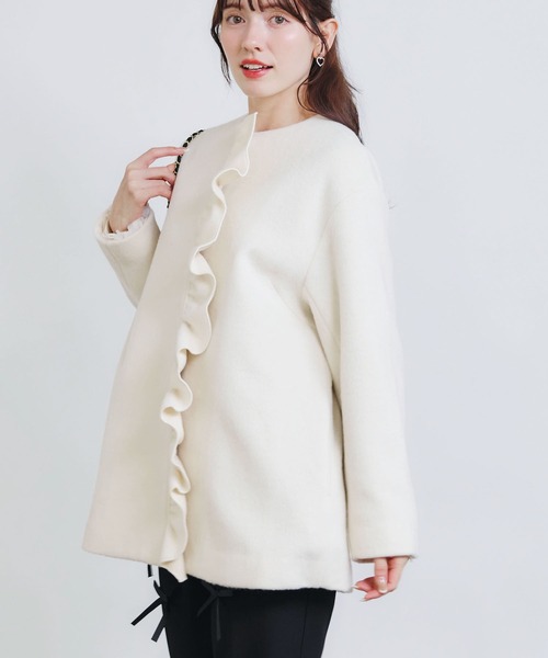 PICCIN PERLA(ピッチンペルラ)の「フロントフリルショートコート(ノーカラーコート・レディース・オフホワイト/ブラック/ピンク・M)」の17枚目の写真