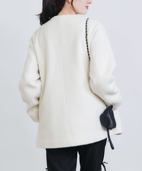 PICCIN PERLA(ピッチンペルラ)の「フロントフリルショートコート(ノーカラーコート・レディース・オフホワイト/ブラック/ピンク・M)」の18枚目の写真