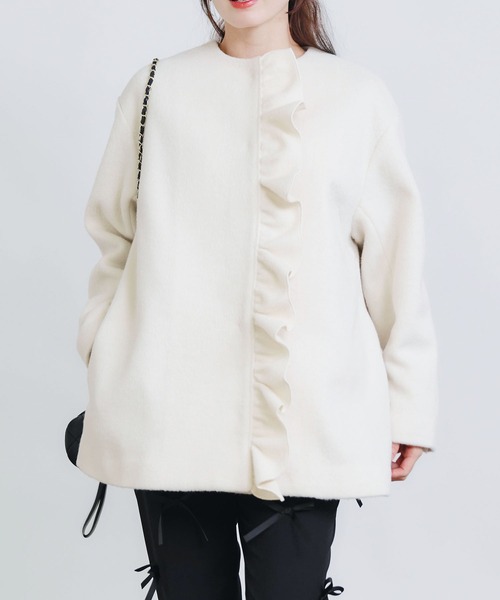 PICCIN PERLA(ピッチンペルラ)の「フロントフリルショートコート(ノーカラーコート・レディース・オフホワイト/ブラック/ピンク・M)」の20枚目の写真