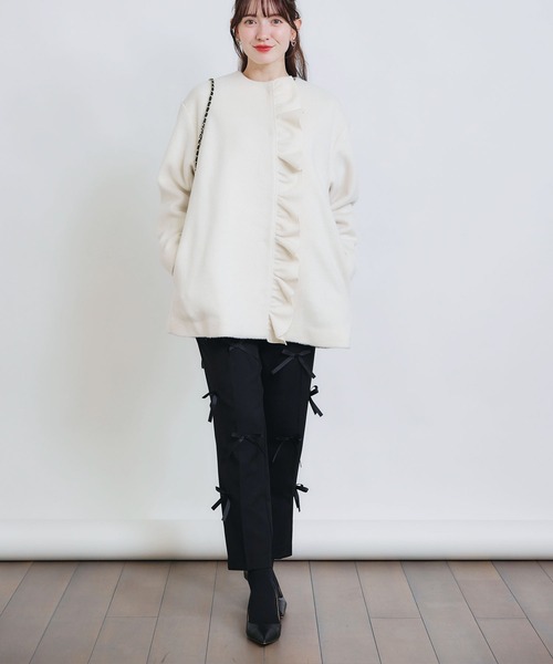 PICCIN PERLA(ピッチンペルラ)の「フロントフリルショートコート(ノーカラーコート・レディース・オフホワイト/ブラック/ピンク・M)」の21枚目の写真