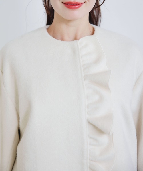 PICCIN PERLA(ピッチンペルラ)の「フロントフリルショートコート(ノーカラーコート・レディース・オフホワイト/ブラック/ピンク・M)」の10枚目の写真