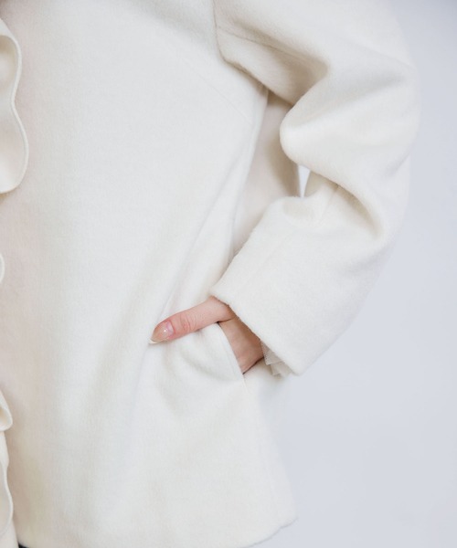 PICCIN PERLA(ピッチンペルラ)の「フロントフリルショートコート(ノーカラーコート・レディース・オフホワイト/ブラック/ピンク・M)」の12枚目の写真