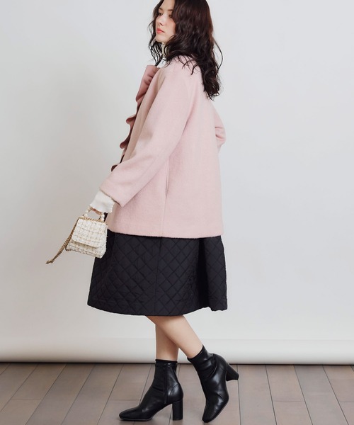 PICCIN PERLA(ピッチンペルラ)の「フロントフリルショートコート(ノーカラーコート・レディース・オフホワイト/ブラック/ピンク・M)」の4枚目の写真