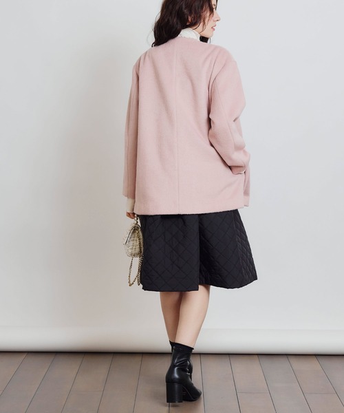 PICCIN PERLA(ピッチンペルラ)の「フロントフリルショートコート(ノーカラーコート・レディース・オフホワイト/ブラック/ピンク・M)」の5枚目の写真