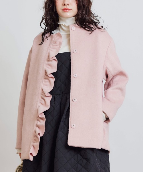 PICCIN PERLA(ピッチンペルラ)の「フロントフリルショートコート(ノーカラーコート・レディース・オフホワイト/ブラック/ピンク・M)」の6枚目の写真