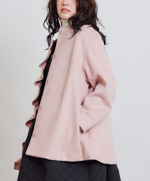 PICCIN PERLA(ピッチンペルラ)の「フロントフリルショートコート(ノーカラーコート・レディース・オフホワイト/ブラック/ピンク・M)」の7枚目の写真