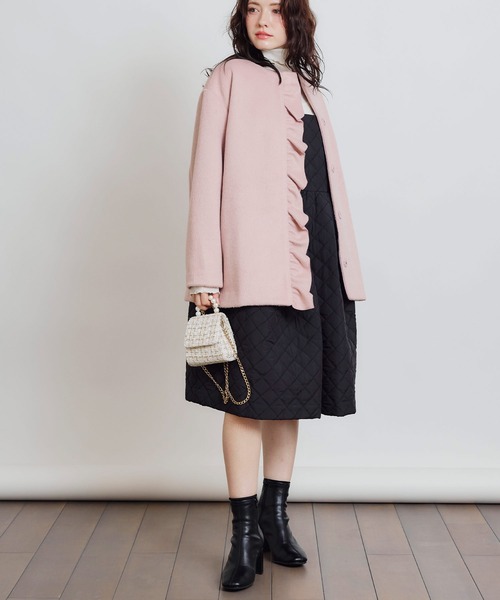 PICCIN PERLA(ピッチンペルラ)の「フロントフリルショートコート(ノーカラーコート・レディース・オフホワイト/ブラック/ピンク・M)」の9枚目の写真