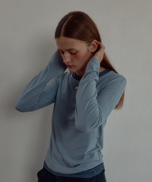 LETERIE(レテリー)の「DOUBLE LAYERED LONGSLEEVE TEE_BLUE(Tシャツ/カットソー・レディース・ブルー・FREE)」の4枚目の写真