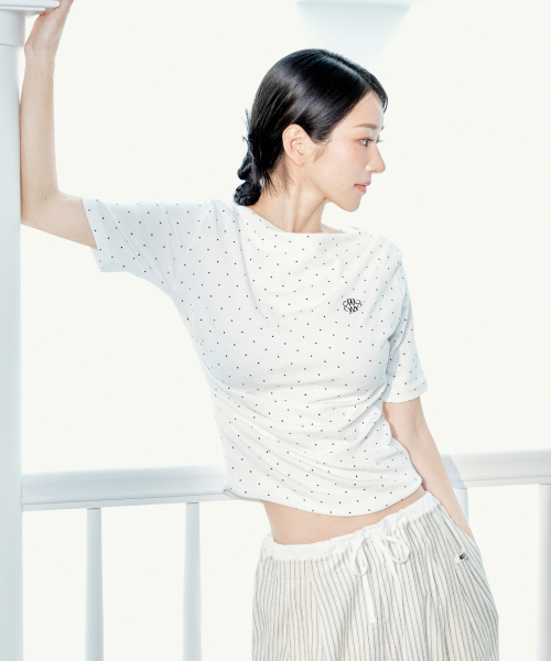 NICK&NICOLE（ニックアンドニコール）の「DOT HALF SHIRRING DRAPE BOAT NECK TOP_IVORY（Tシャツ/カットソー・レディース・その他・FREE）」の3枚目の写真