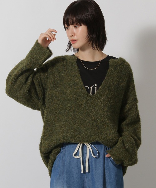 LAKOLE（ラコレ）の「ブークレVネックニットプルオーバー / 598893（ニット/セーター・レディース・グレー/ブラック/カーキ・FREE）」の3枚目の写真