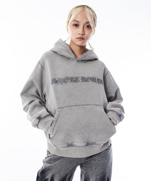 SHORT ROUND(ショートラウンド)の「SHORT ROUND/コンパクトフィットロゴプルパーカー(パーカー・メンズ・グレー/ブラック系その他・MEDIUM/LARGE)」の3枚目の写真