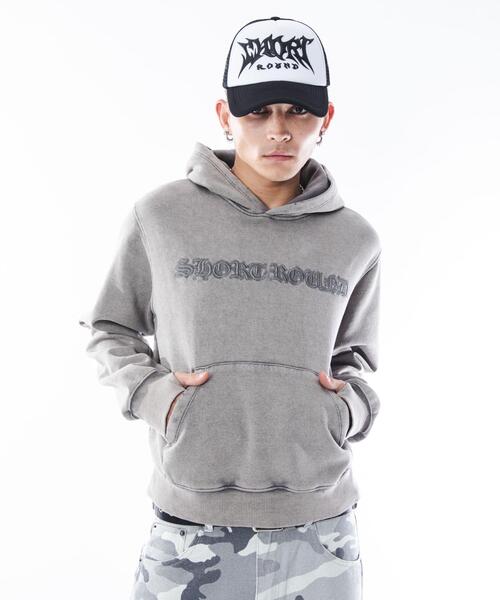 SHORT ROUND(ショートラウンド)の「SHORT ROUND/コンパクトフィットロゴプルパーカー(パーカー・メンズ・グレー/ブラック系その他・MEDIUM/LARGE)」の8枚目の写真