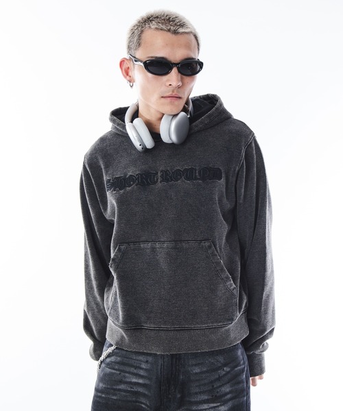 SHORT ROUND(ショートラウンド)の「SHORT ROUND/コンパクトフィットロゴプルパーカー(パーカー・メンズ・グレー/ブラック系その他・MEDIUM/LARGE)」の1枚目の写真