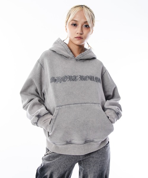 SHORT ROUND(ショートラウンド)の「SHORT ROUND/コンパクトフィットロゴプルパーカー(パーカー・メンズ・グレー/ブラック系その他・MEDIUM/LARGE)」の2枚目の写真