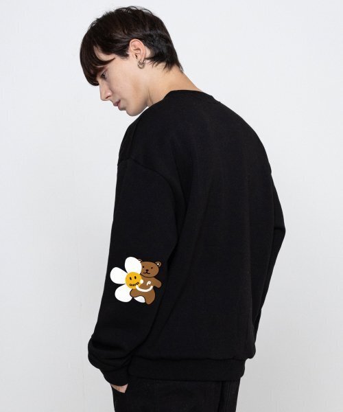 GRAVER（グレーバー）の「[ユニセックス]エルボーフラワーベアスマイルスウェット_ブラック（スウェット・レディース・ブラック・LARGE/MEDIUM/SMALL）」の2枚目の写真