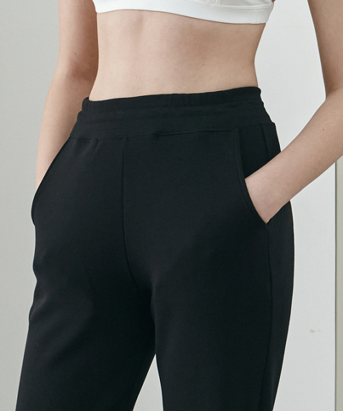 DEVIWEAR(デヴィウェア)の「セミブーツカットのゴムウエストパンツ DEVI-B0070-ブラック(スウェットパンツ・レディース・ブラック・MEDIUM/SMALL)」の3枚目の写真