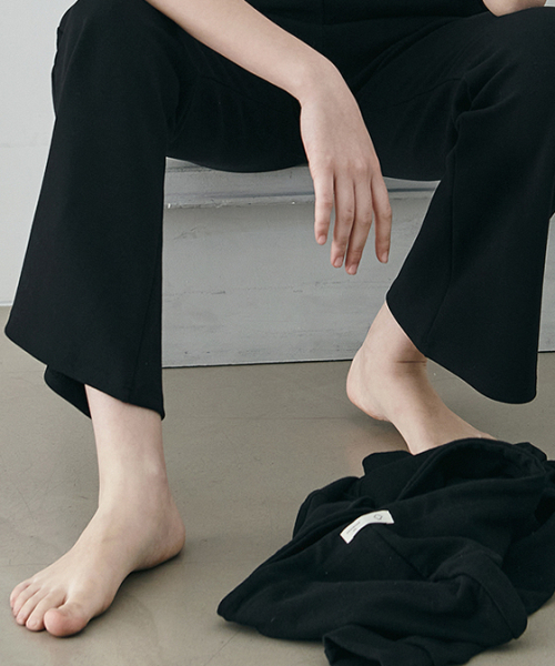 DEVIWEAR(デヴィウェア)の「セミブーツカットのゴムウエストパンツ DEVI-B0070-ブラック(スウェットパンツ・レディース・ブラック・MEDIUM/SMALL)」の2枚目の写真