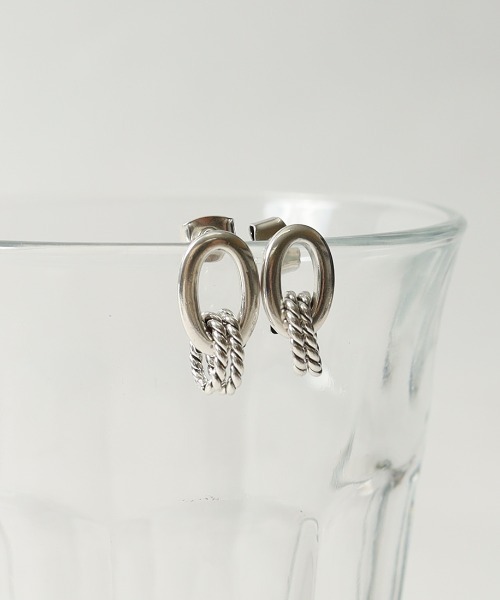 PHILIPPE AUDIBERT（フィリップ オーディベール）の「[PHILIPPE AUDIBERT/フィリップ オーディベール] BO KARA SIMPLE LAITON ピアス（ピアス（両耳用）・レディース・シルバー・ONE SIZE）」の3枚目の写真