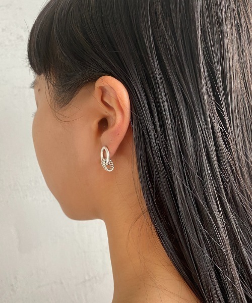 PHILIPPE AUDIBERT（フィリップ オーディベール）の「[PHILIPPE AUDIBERT/フィリップ オーディベール] BO KARA SIMPLE LAITON ピアス（ピアス（両耳用）・レディース・シルバー・ONE SIZE）」の7枚目の写真