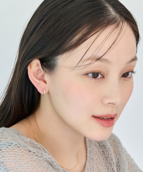 Phoebe(フィービィー)の「【痛くないシリーズ/金属アレルギー対応】クイーンパールビジューライトフィットイヤリング/ニッケルフリー 結婚式 セレモニー 同窓会 お呼ばれ フォーマル オケージョン(イヤリング・レディース・ホワイト・FREE)」の3枚目の写真