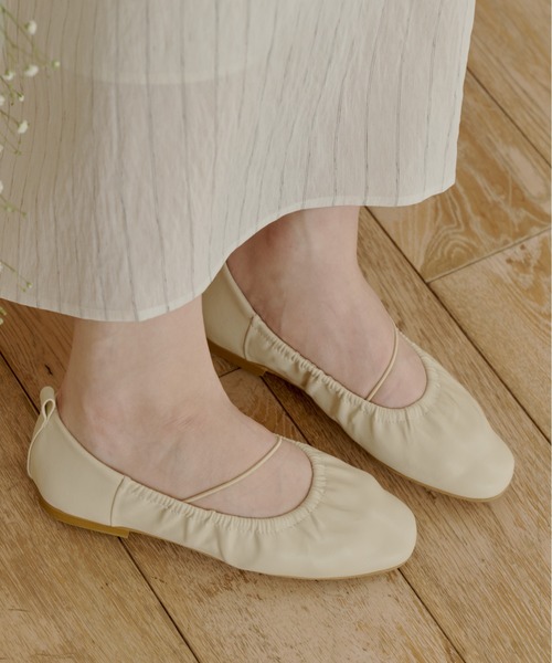 OLUN(オルン)の「gather flat shoes/ギャザーフラットシューズ(パンプス・レディース・ブラック/アイボリー/ブラウン・LL/LARGE/MEDIUM/SMALL)」の2枚目の写真
