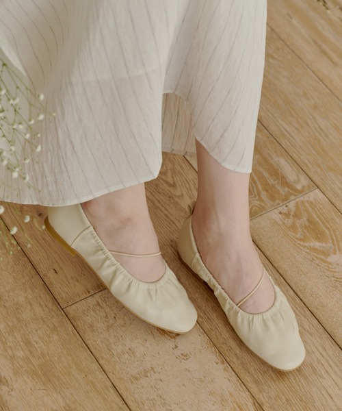 OLUN(オルン)の「gather flat shoes/ギャザーフラットシューズ(パンプス・レディース・ブラック/アイボリー/ブラウン・LL/LARGE/MEDIUM/SMALL)」の8枚目の写真