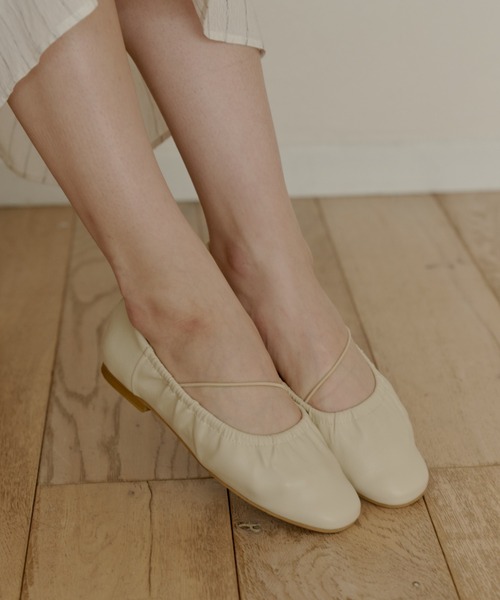 OLUN(オルン)の「gather flat shoes/ギャザーフラットシューズ(パンプス・レディース・ブラック/アイボリー/ブラウン・LL/LARGE/MEDIUM/SMALL)」の9枚目の写真