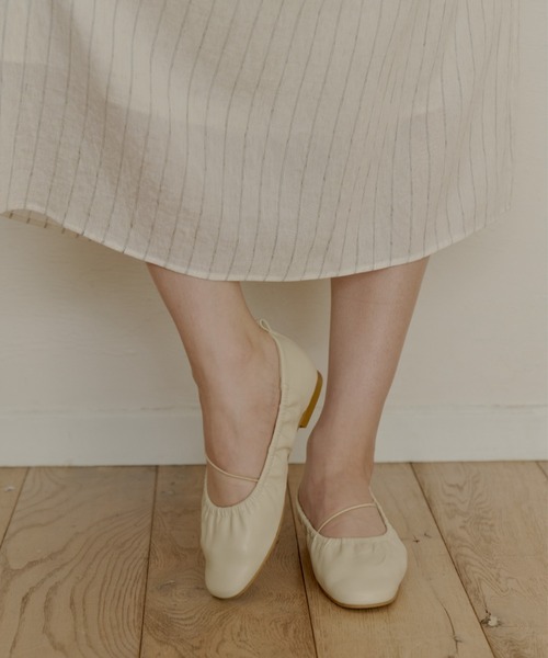 OLUN(オルン)の「gather flat shoes/ギャザーフラットシューズ(パンプス・レディース・ブラック/アイボリー/ブラウン・LL/LARGE/MEDIUM/SMALL)」の10枚目の写真