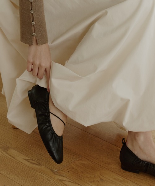 OLUN(オルン)の「gather flat shoes/ギャザーフラットシューズ(パンプス・レディース・ブラック/アイボリー/ブラウン・LL/LARGE/MEDIUM/SMALL)」の11枚目の写真