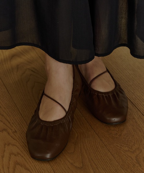 OLUN(オルン)の「gather flat shoes/ギャザーフラットシューズ(パンプス・レディース・ブラック/アイボリー/ブラウン・LL/LARGE/MEDIUM/SMALL)」の6枚目の写真