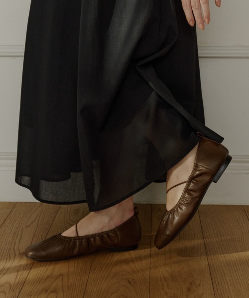 OLUN(オルン)の「gather flat shoes/ギャザーフラットシューズ(パンプス・レディース・ブラック/アイボリー/ブラウン・LL/LARGE/MEDIUM/SMALL)」の5枚目の写真